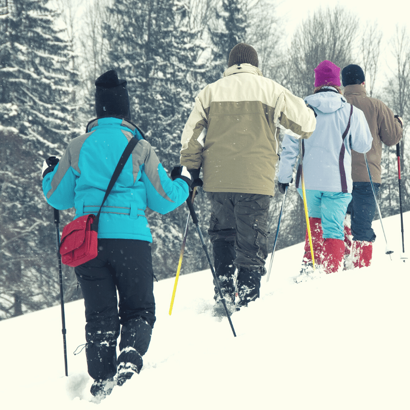 famille avec des raquettes de neige