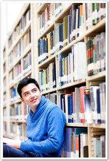 Une image d'un jeune homme à la bibliothèque
