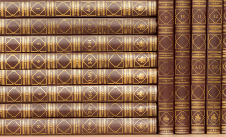 des encyclopédies empilées.